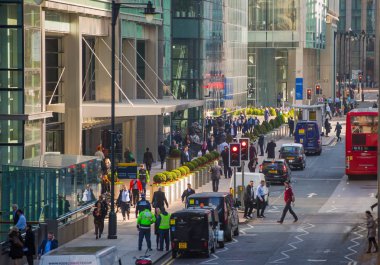 Canary Wharf sokak görünümü iş adamları ve taşıma yolda yürürken lols ile. İş ve Londra modern yaşam