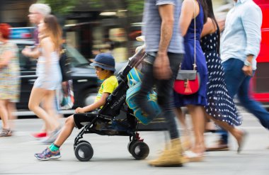 Oxford street ve yürüyen insanlar. Londra İngiltere