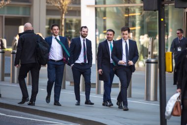 Grup Londra street şehirde yürüyüş iş adamları. Modern meşgul iş hayat kavramı.