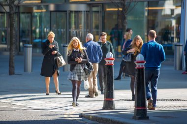Grup Londra street şehirde yürüyüş iş adamları. Modern meşgul iş hayat kavramı.