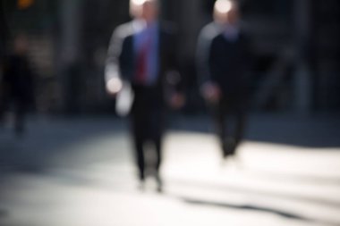 İş adamları şehir Londra'nın yürüyen bulanık görüntü. İngiltere