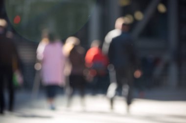 İş adamları şehir Londra'nın yürüyen bulanık görüntü. İngiltere