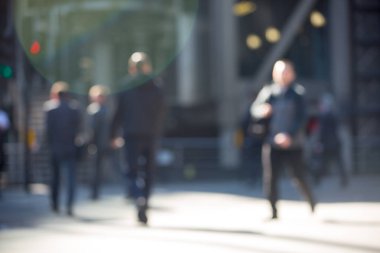 İş adamları şehir Londra'nın yürüyen bulanık görüntü. İngiltere