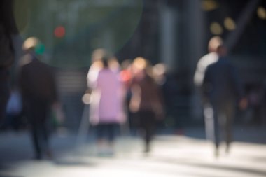 İş adamları şehir Londra'nın yürüyen bulanık görüntü. İngiltere