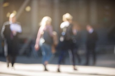 İş adamları şehir Londra'nın yürüyen bulanık görüntü. İngiltere