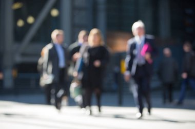 İş adamları şehir Londra'nın yürüyen bulanık görüntü. İngiltere