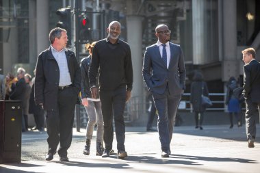 Grup Londra street şehirde yürüyüş iş adamları. Modern meşgul iş hayat kavramı.