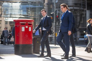 Grup Londra street şehirde yürüyüş iş adamları. Modern meşgul iş hayat kavramı.
