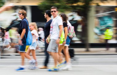 Oxford street ve yürüyen insanlar. Londra İngiltere