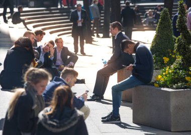 Grup Londra street şehirde yürüyüş iş adamları. Modern meşgul iş hayat kavramı.