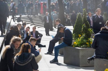 Grup Londra street şehirde yürüyüş iş adamları. Modern meşgul iş hayat kavramı.
