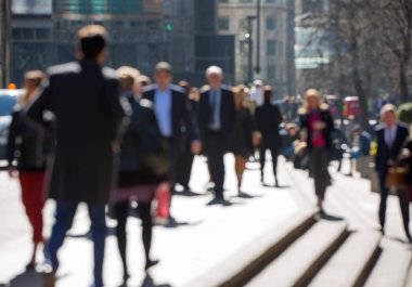 İş adamları şehir Londra'nın yürüyen bulanık görüntü. İngiltere