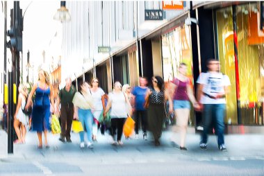 Oxford street ve yürüyen insanlar. Londra İngiltere