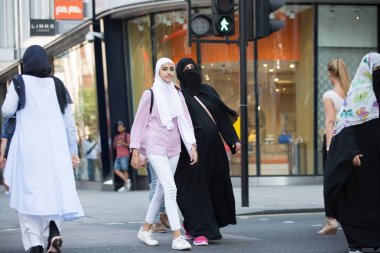 Oxford street ve yürüyen insanlar. Londra İngiltere