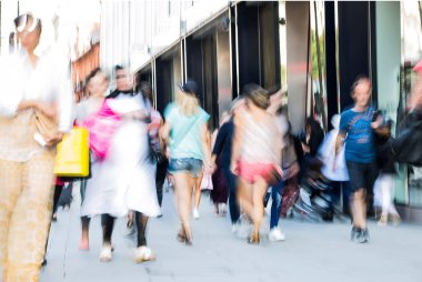 Oxford street ve yürüyen insanlar. Londra İngiltere