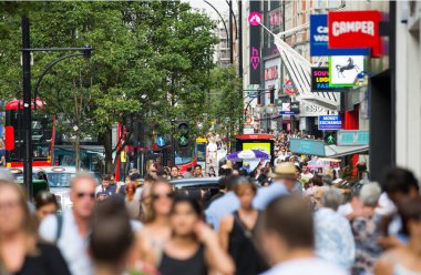 Oxford street ve yürüyen insanlar. Londra İngiltere