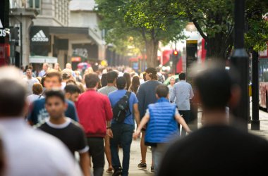 Oxford street ve yürüyen insanlar. Londra İngiltere