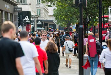 Oxford street ve yürüyen insanlar. Londra İngiltere
