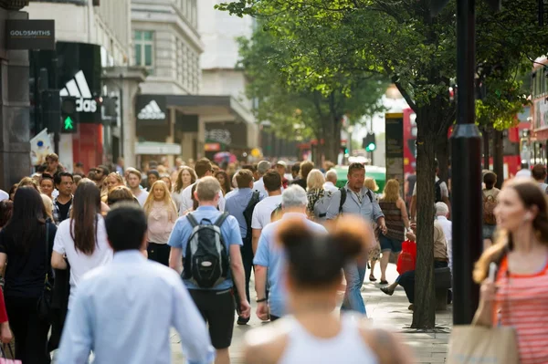 Oxford street ve yürüyen insanlar. Londra İngiltere — Stok fotoğraf