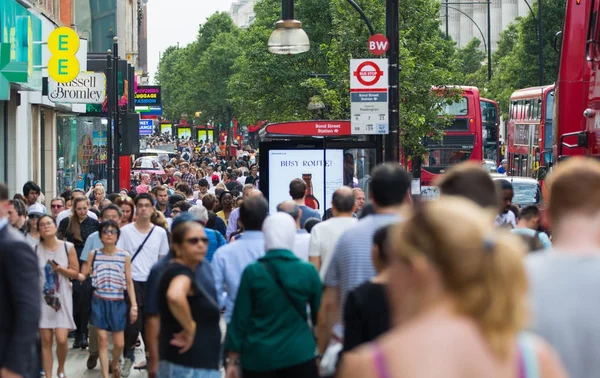 Oxford street a chodící lidé. Londýn Velká Británie — Stock fotografie