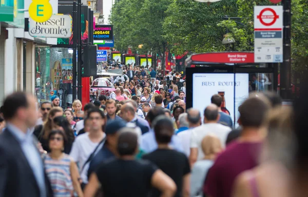 Oxford street ve yürüyen insanlar. Londra İngiltere — Stok fotoğraf