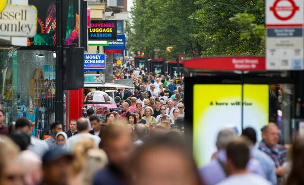 Oxford street en wandelende mensen. Londen Verenigd Koninkrijk — Stockfoto