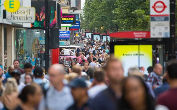 Oxford Street et les gens qui marchent. Londres Royaume Uni — Photo