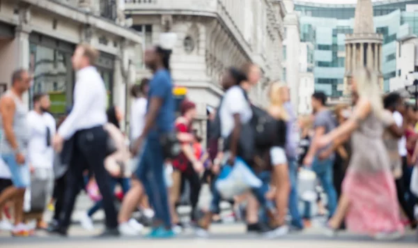 Verschwommenheit der wandelnden Menschen. Bild für Hintergrund. London, Großbritannien — Stockfoto