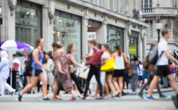İnsanlar yürümekten bulanıklık. Görüntü arka plan için. Londra İngiltere