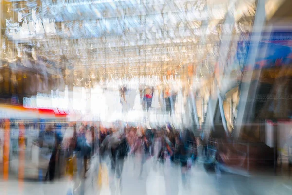 Birçok yürüyüş ve yatılı Waterloo tren istasyonunda bekleyen kişi birden fazla pozlama görüntü. Acele saat kavramı, modern hayatın commuting.