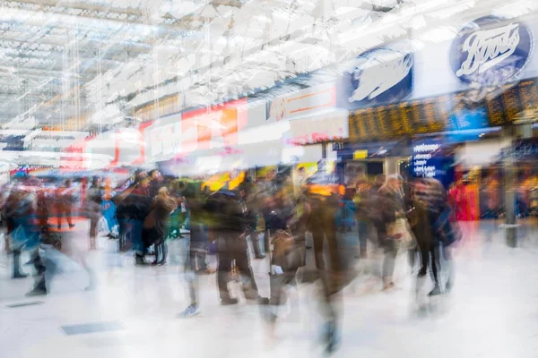 Birçok yürüyüş ve yatılı Waterloo tren istasyonunda bekleyen kişi birden fazla pozlama görüntü. Acele saat kavramı, modern hayatın commuting.