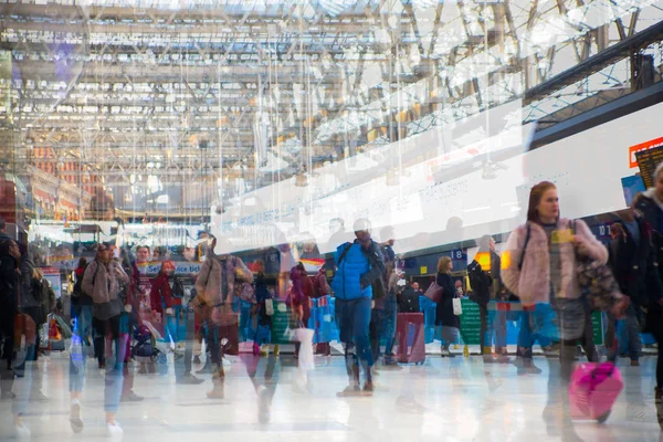 Birçok yürüyüş ve yatılı Waterloo tren istasyonunda bekleyen kişi birden fazla pozlama görüntü. Acele saat kavramı, modern hayatın commuting.