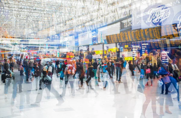 Birçok yürüyüş ve yatılı Waterloo tren istasyonunda bekleyen kişi birden fazla pozlama görüntü. Acele saat kavramı, modern hayatın commuting.