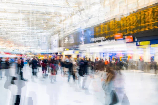 Imagen de exposición múltiple de muchas personas caminando y esperando el embarque en la estación de tren de Waterloo. Conmutar el concepto de horas punta, la vida moderna . — Foto de Stock