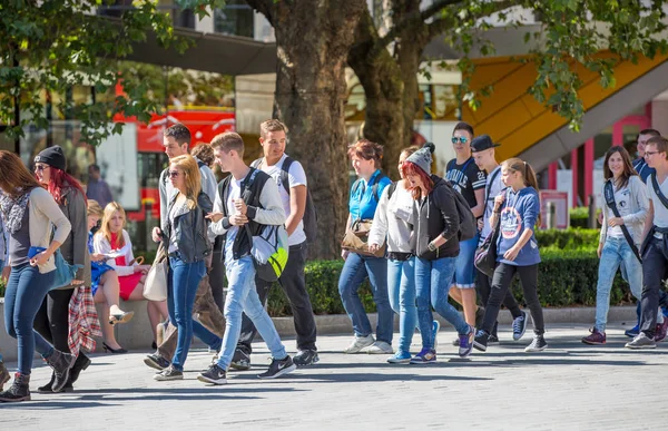 Oxford street ve yürüyen insanlar. Londra İngiltere