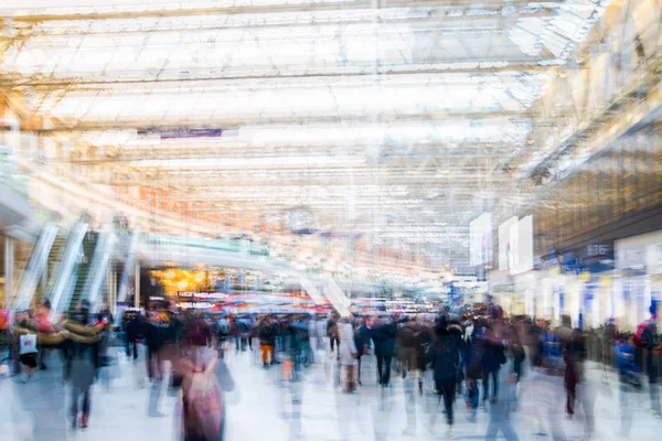 Birçok yürüyüş ve yatılı Waterloo tren istasyonunda bekleyen kişi birden fazla pozlama görüntü. Acele saat kavramı, modern hayatın commuting.