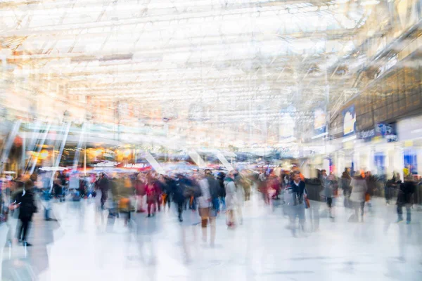 Imagem de exposição múltipla de muitas pessoas andando e esperando por embarque na estação de trem Waterloo. Comutando o conceito de horas de ponta, vida moderna . — Fotografia de Stock