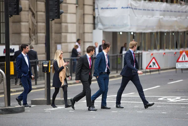 Λονδίνο Ηνωμένο Βασίλειο Ιουνίου 2019 Άνθρωποι Περπατούν Στο City London — Φωτογραφία Αρχείου