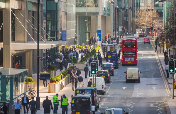 Canary Wharf sokak görünümü iş adamları ve taşıma yolda yürürken lols ile. İş ve Londra modern yaşam