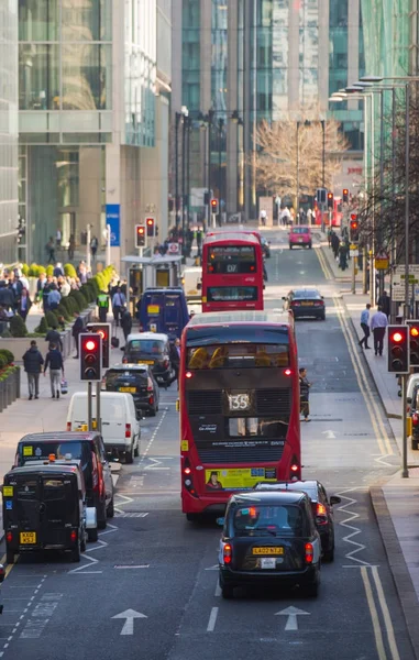 Canary Wharf sokak görünümü iş adamları ve taşıma yolda yürürken lols ile. İş ve Londra modern yaşam