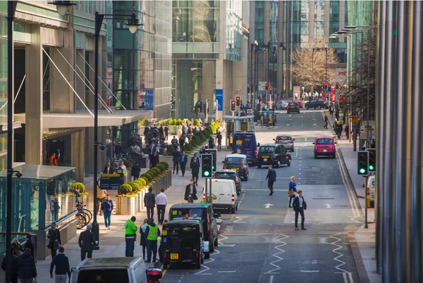Canary Wharf sokak görünümü iş adamları ve taşıma yolda yürürken lols ile. İş ve Londra modern yaşam