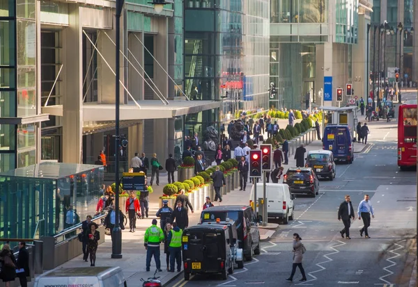 Canary Wharf sokak görünümü iş adamları ve taşıma yolda yürürken lols ile. İş ve Londra modern yaşam