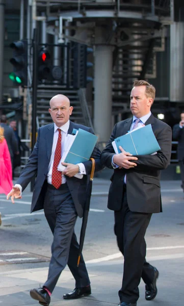 Grup Londra street şehirde yürüyüş iş adamları. Modern meşgul iş hayat kavramı.