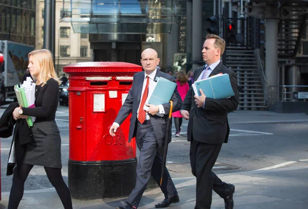 Grup Londra street şehirde yürüyüş iş adamları. Modern meşgul iş hayat kavramı.