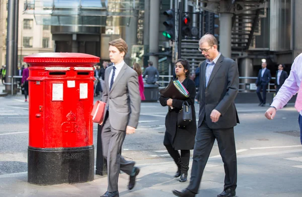 Grupo de gente de negocios caminando por la calle City of London. Concepto de vida empresarial ocupada moderna . — Foto de Stock