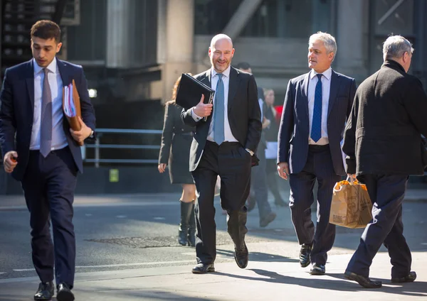 Grup Londra street şehirde yürüyüş iş adamları. Modern meşgul iş hayat kavramı.
