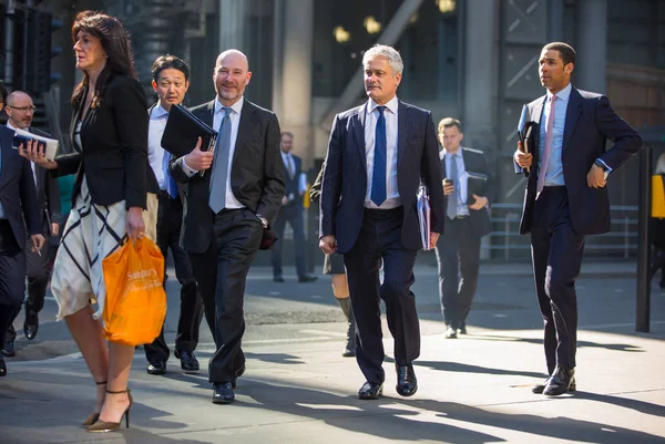 Grup Londra street şehirde yürüyüş iş adamları. Modern meşgul iş hayat kavramı.