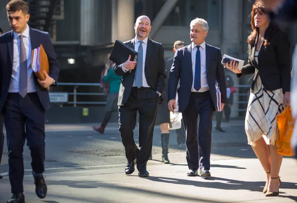 Groep van mensen uit het bedrijfsleven lopen in de stad London street. Moderne drukke zakenman leven concept. — Stockfoto