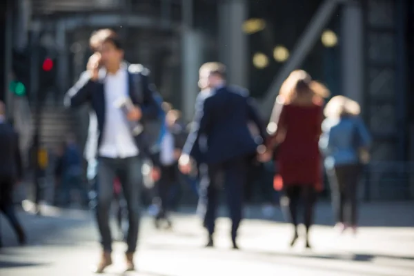 Wazig beeld van het lopen van mensen uit het bedrijfsleven in de City of London. Verenigd Koninkrijk — Stockfoto