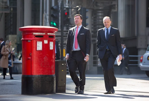 Grup Londra street şehirde yürüyüş iş adamları. Modern meşgul iş hayat kavramı.